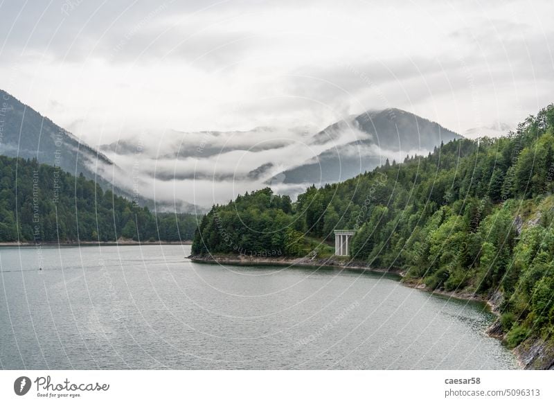 Sylvenstein-Stausee in den oberbayerischen Alpen Wildnis Natur Wolken bedeckt Wald See Holz Berge u. Gebirge Landschaft Cloud niemand Himmel Bayern Deutschland