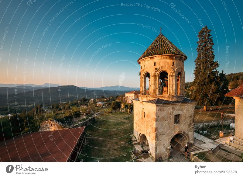 Kutaisi, Georgien. Glockenturm des Klosters Gelati am Abend Berge u. Gebirge antik Großstadt zweites jerusalem Kirche Sightseeing Neu-Athen im Freien Land