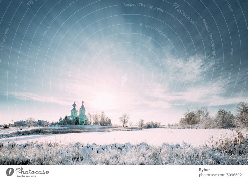 Dorf Krupets, Bezirk Dobrusch, Region Gomel, Belarus. Alte hölzerne orthodoxe Kirche der Heiligen Dreifaltigkeit sonnigen Wintertag reisen Dom Erbe Landschaft