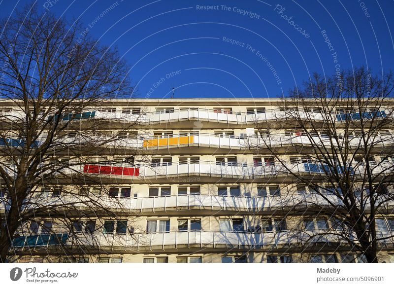 Saniertes großes Mietshaus mit Wohnungen und Apartments vor blauem Himmel im Licht der untergehenden Sonne in der Südstadt von Oerlinghausen am Hermannsweg bei Bielefeld im Teutoburger Wald in Ostwestfalen-Lippe