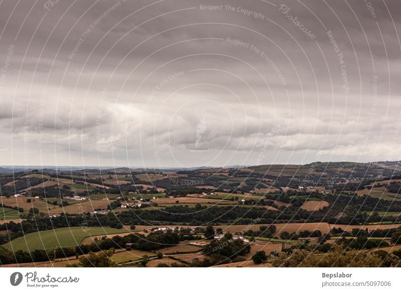 Draufsicht auf das kultivierte Tal in Frankreich Landschaft Feld grün Himmel chemin du puy Bodenbearbeitung Top Ansicht von oben weg des heiligen jacques du puy