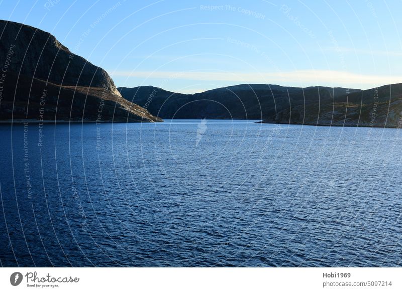 Blick in einen kleinen Fjord an der Küste von Norwegen norwegen fjord küste strand meer meerwasser ozean natur landschaft sonnig sonnenschein felsig felsen