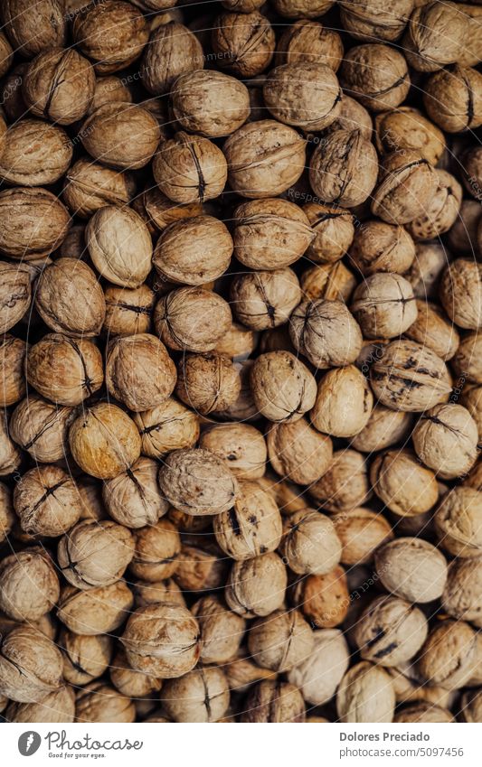 Foto vom Typ Mozaic von Trockenfrüchten wie Walnüssen und Kastanien Ackerbau Herbst Hintergrund braun schließen Nahaufnahme lecker Diät trocknen Lebensmittel