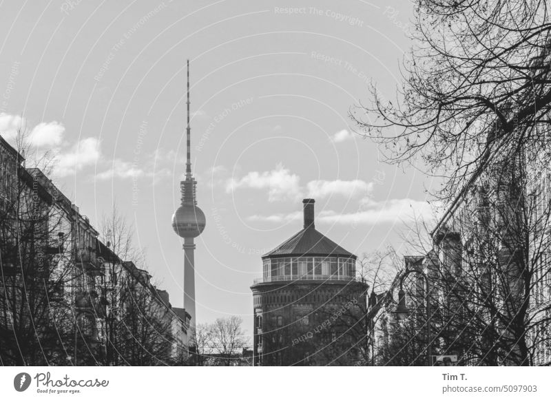 Am Wasserturm Fernsehturm Prenzlauer Berg s/w Stadtzentrum Berlin Hauptstadt Schwarzweißfoto Menschenleer Außenaufnahme Tag Altstadt Bauwerk Architektur Gebäude