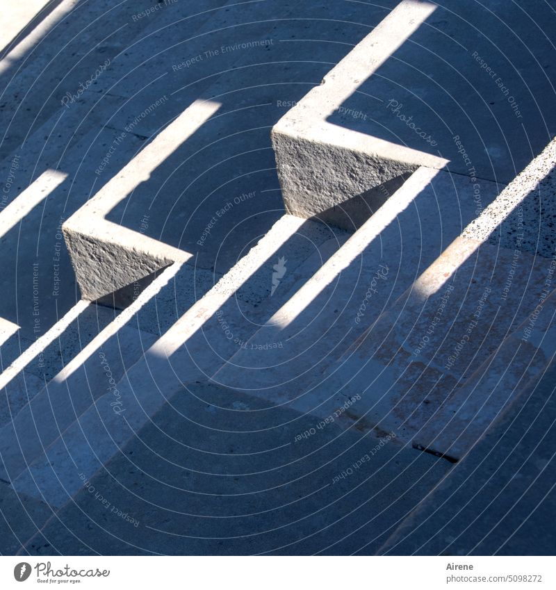 kantig steinstufen eckig Treppe Schatten Licht betonstufen betontreppe schatten licht ecke treppenstufen minimalistisch Ecke Linie abgang aufgang unten oben