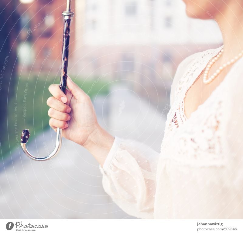 wenn man die augen zumacht klingt der regen wie applaus. elegant Stil feminin Leben Hand 18-30 Jahre Jugendliche Erwachsene berühren Schutz schön Gelassenheit