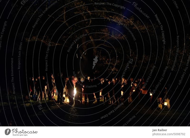 Laternenumzug Lagerfeuer Feuer kreisen Nacht Dunkelheit Kindergarten Laternenlauf Licht dunkel Abend