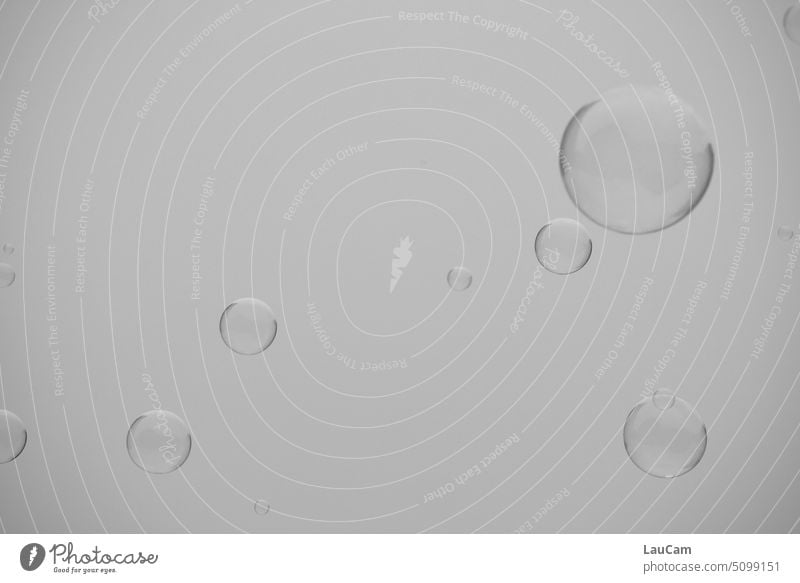 Rundreise: Seifenblasen schweben in den grauen Himmel Blasen fliegen platzen Traum Träume Kugel grauer Himmel trist schwebend schwebende Seifenblase