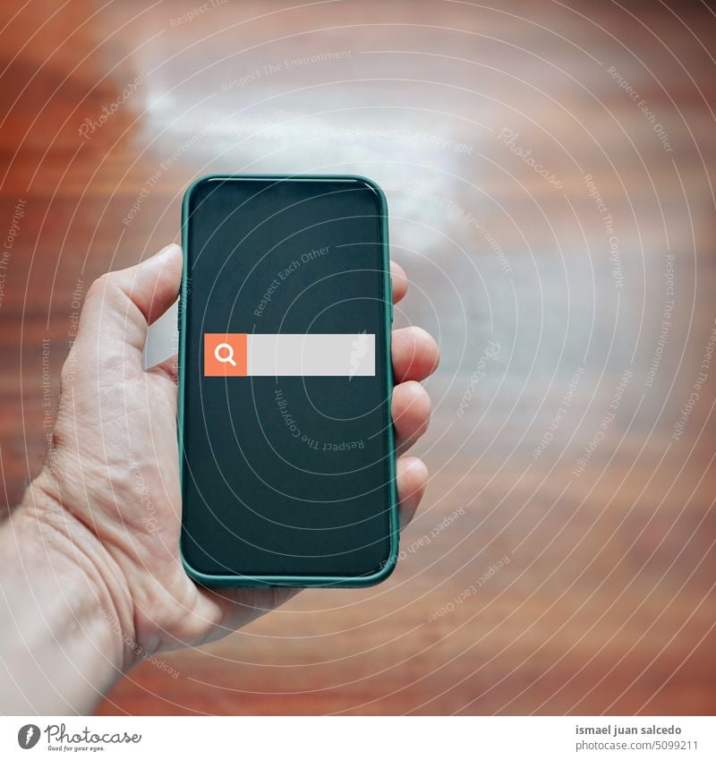 Hand mit einem Smartphone, das im Internet sucht Beteiligung Telefon mobil Mobile Handy Bildschirm Suche durchsuchend Netz Information Texten Tippen Mitteilung