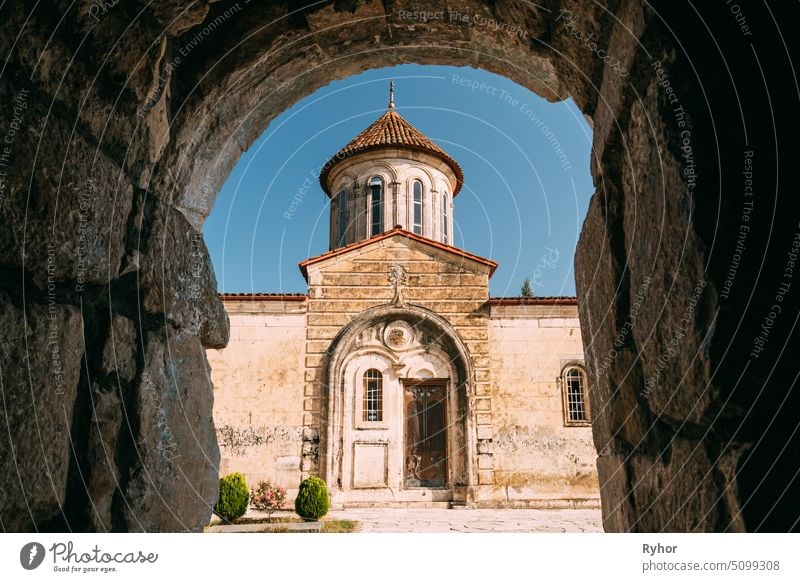 Kutaisi, Georgien. Kloster von Motsamet oder Kloster der Heiligen David und Konstantin. Blick durch den Bogen Anbetung Europa david Sommer Kathedrale Kaukasus