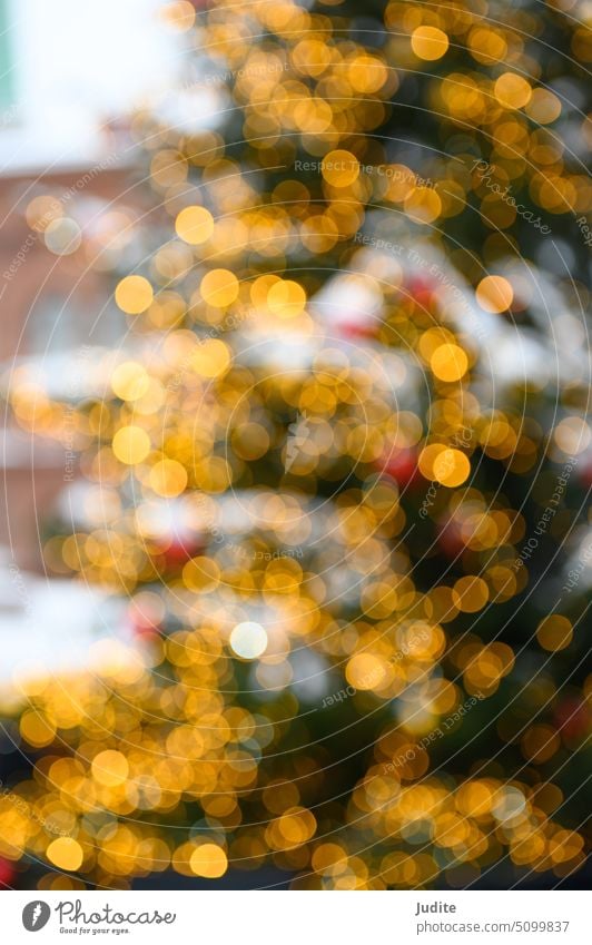 Unscharfe Weihnachtsbaumbeleuchtung mit Bokeh abstrakt Kunst Hintergrund schwarz Unschärfe verschwommen hell Kerzen feiern Feier Weihnachten