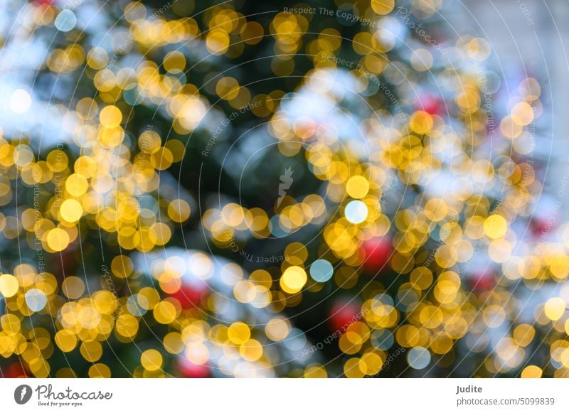 Unscharfe Weihnachtsbaumbeleuchtung mit Bokeh abstrakt Kunst Hintergrund schwarz Unschärfe verschwommen hell Kerzen feiern Feier Weihnachten