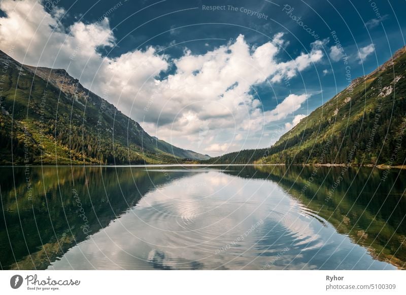 Tatra-Nationalpark, Polen. Kreise auf Wasser auf der Oberfläche eines ruhigen See. Berühmte Berge See Morskie Oko oder Sea Eye Lake im Sommer Abend. Schöne Natur, malerische Aussicht auf Fünf-Seen-Tal. UNESCO