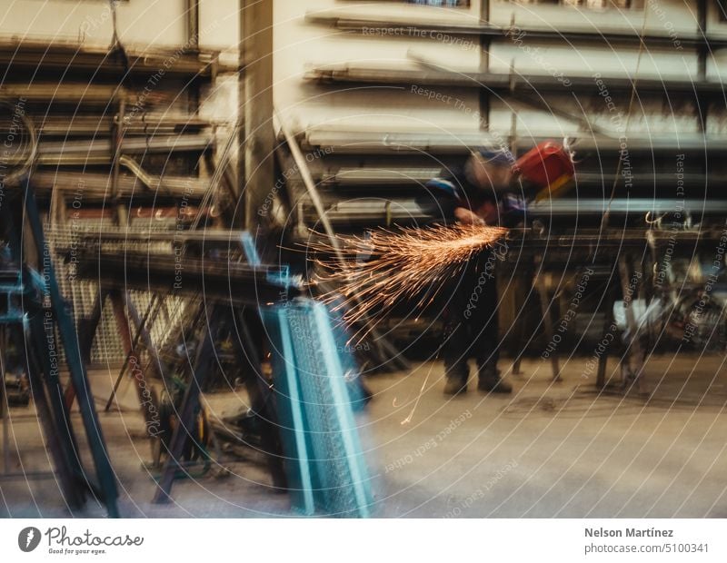 Professioneller Industrieschweißer beim Schweißen von Teilen mit Funken im Atelier Reparatur fixieren vorfabrizieren Unternehmer bauen Konstruktion Feuer Metall