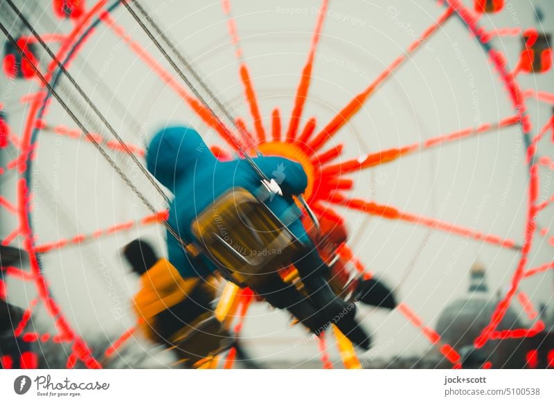 Kettenkarussell trifft Riesenrad Karussell Bewegungsunschärfe Geschwindigkeit Schwindelgefühl Weihnachtsmarkt Freizeit & Hobby Fahrgeschäfte Attraktion Drehung