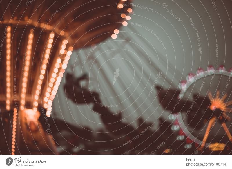 Freudige Stimmung am Abend auf dem Weihnachtsmarkt Kettenkarussell Karussell Bewegungsunschärfe Geschwindigkeit Schwindelgefühl Attraktion Riesenrad Drehung