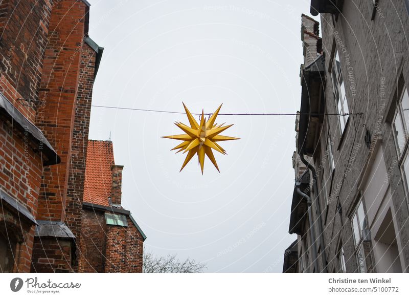 Die Weihnachtsbeleuchtung bleibt noch ausgeschaltet, um Strom zu sparen Stern (Symbol) Herrnhuter Stern Energiekrise Strom sparen Stadt Fassade Häuserfassade