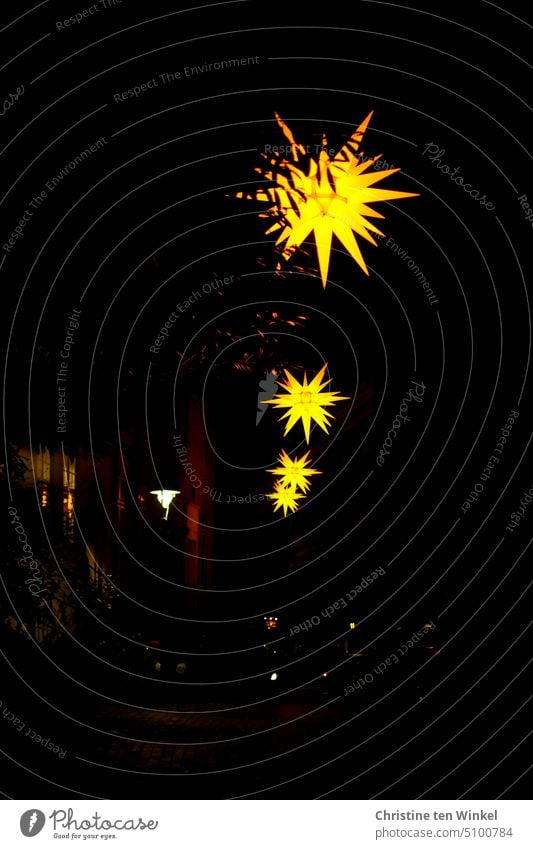 Leuchtende gelbe Herrnhuter Sterne weisen den Weg Weihnachtsbeleuchtung Fenster Lichterschein Lichterglanz Fassade Häuserfassade Stern (Symbol)