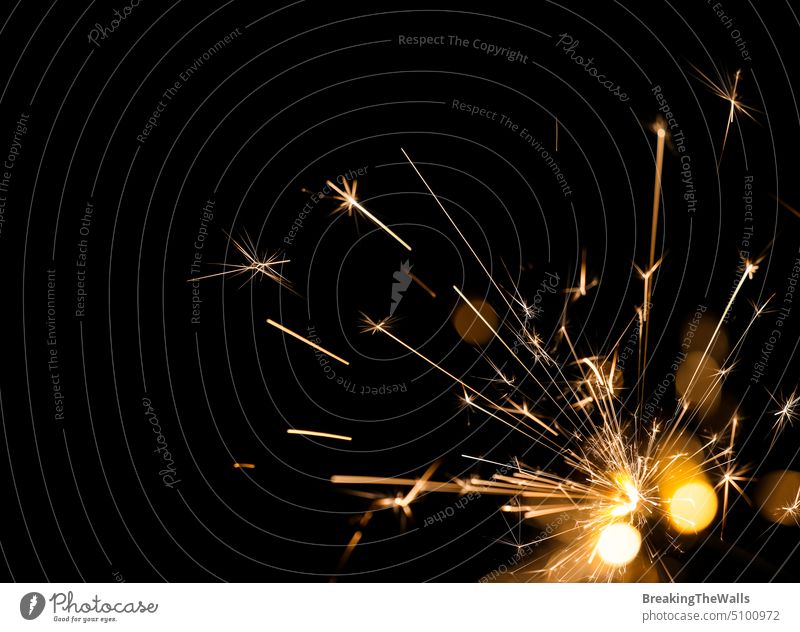 Close up Feuerwerk Wunderkerzen über schwarz Funken funkeln dunkel Hintergrund Hochzeit Weihnachten Feiertag mehrere eine schließen nach oben Bokeh defokussiert