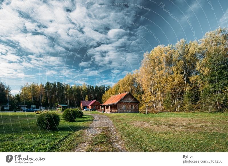 Berezinsky, Biosphärenreservat, Belarus. Traditionelle weißrussische touristische Gästehäuser in der Herbstlandschaft. Beliebter Ort für Erholung und aktiven Ökotourismus in Belarus