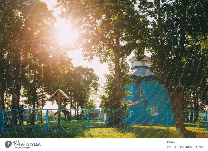 Staraya Belitsa, Gomel Region, Weißrussland. Alte hölzerne orthodoxe Kirche des Heiligen Nikolaus des Wundertäters während des Sonnenuntergangs im Sommer. Orthodoxe Kirche von St. Nikolaya Chudotvortsa