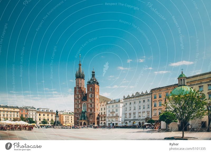 Krakau, Polen. St. Mary's Basilika und Tuchhalle Gebäude. Berühmte alte Wahrzeichen Kirche Unserer Lieben Frau in den Himmel aufgenommen. St. Mary's Kirche in der Hauptmarkt. UNESCO-Weltkulturerbe