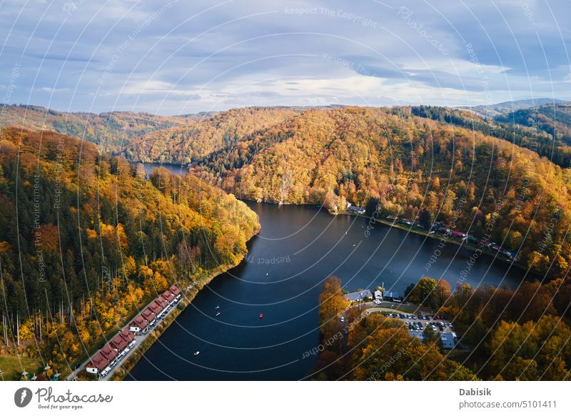 Herbstlandschaft mit Bergen und Fluss, Luftaufnahme von oben Berge u. Gebirge Natur Landschaft fallen gelb Saison Hintergrund sonnig Park See Sonne national