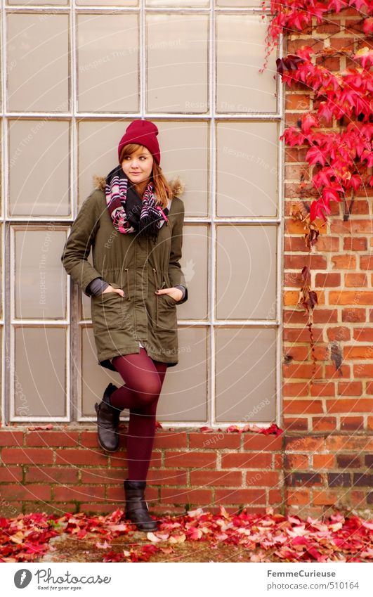 Roter Herbst (I). schön feminin Junge Frau Jugendliche Erwachsene 1 Mensch 18-30 Jahre Herbstlaub rot Farbe Blatt herbstlich Fenster Backstein Fassade Wand