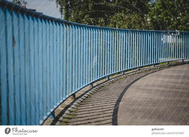 Steilkurve Geländer blau perspektive Strukturen & Formen aufwärts Perspektive Wege & Pfade Schatten Schattenspiel Linie Muster Verkehrswege Kurve Asphalt