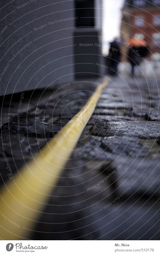 yellow strom Mensch Stadt Altstadt Platz Gebäude Fußgänger Wege & Pfade nass gelb Kabel Schlauch Kopfsteinpflaster Linie Elektrizität Asphalt Starkstrom fließen