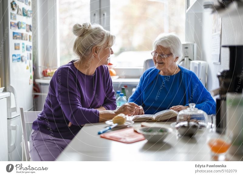 Frau verbringt Zeit mit ihrer älteren Mutter zu Hause Lächeln Glück genießend positiv Freude Menschen Senior reif heimwärts alt Alterung häusliches Leben