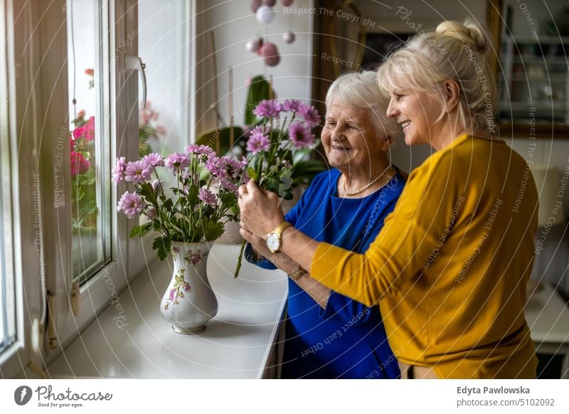 Frau verbringt Zeit mit ihrer älteren Mutter zu Hause Lächeln Glück genießend positiv Freude Menschen Senior reif heimwärts alt Alterung häusliches Leben