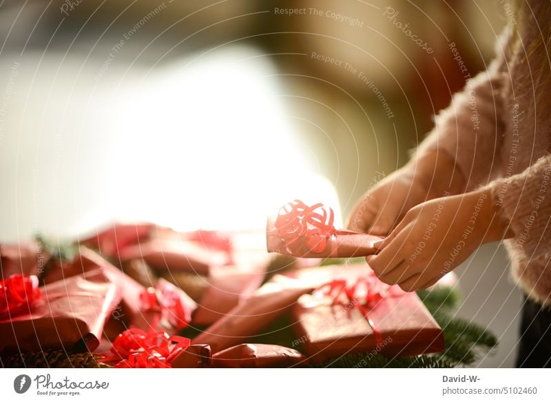 Weihnachten - Kind hält ein Geschenk in den Händen Geschenke Bescherung Freude Heiligabend Kindheit Tradition Fröhlichkeit Mädchen