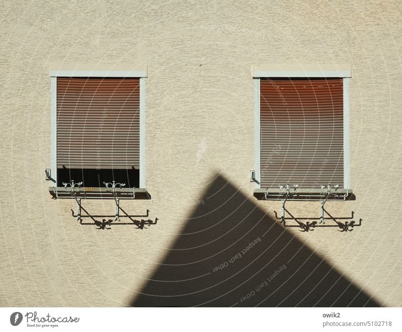 Kastensystem Wand Mauer Haus Fenster gleich identisch paarweise 2 Totale einfach Alltagsfotografie Fensterbrett doppelt gemoppelt Ordnung Symmetrie Jalousie