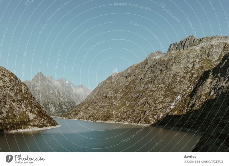 Panoramablick auf den Grimselsee, in den Schweizer Alpen. alpin alpinhotel Alpenlandschaft alpen schweiz schön Schönheit berna blau Kanton Europa finsteraarhorn