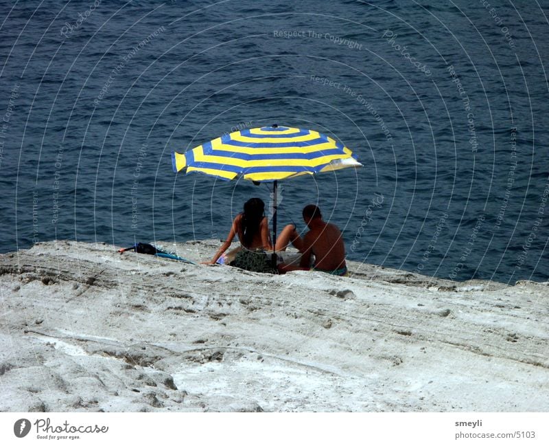 Fernblicke Meer Ferien & Urlaub & Reisen Strand Einsamkeit Sonnenschirm Mensch Felsen