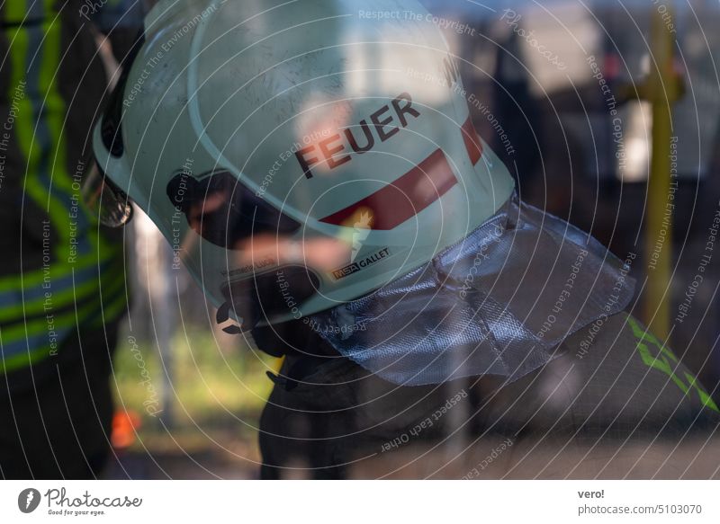 Feuerwehrhelm hinter Scheibe mit Spiegelung Lebensretter Mann Feuerwehrleute Feuerwehreinsatz Teamwork professionell Farbfoto Sicherheit Notfall Unfall