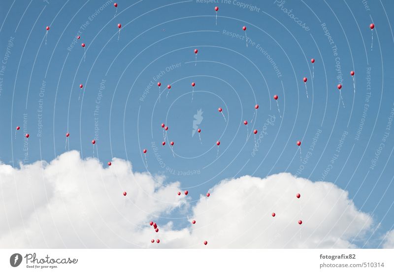 wolkenkuckucksheim Luft Himmel Wolken Kitsch viele blau rot weiß Unendlichkeit Stecknadel fliegen fliegend Schweben Luftballon steigen Hochzeit Ritual Farbfoto