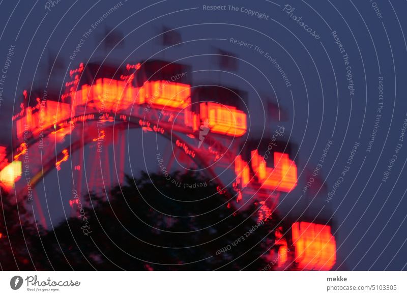Turbulenzen in luftiger Höhe Riesenrad Jahrmarkt Nacht Licht Freude dunkel mehrfarbig Fahrgeschäfte Feste & Feiern drehen Attraktion groß Schwindelgefühl