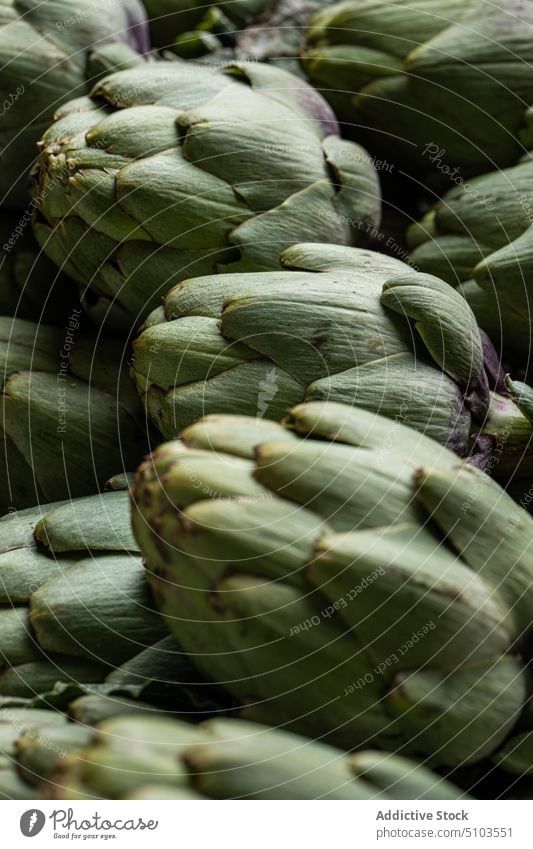 Sammlung von frischen Artischocken auf dem Markt Gemüse Hintergrund natürlich sortiert appetitlich viele essbar Ernte gesunde Ernährung reif schmackhaft Vitamin