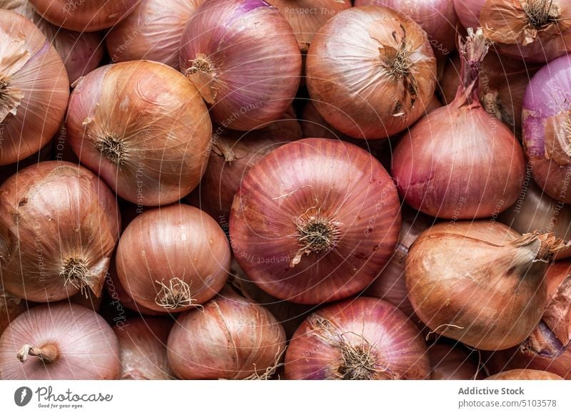 Gemischte ungeschälte Zwiebeln auf dem Markt sortiert roh Hintergrund frisch Gemüse gesunde Ernährung ungekocht viele Lebensmittel Lebensmittelgeschäft