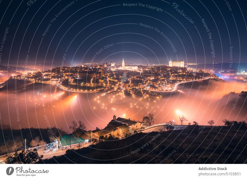 Prächtige Landschaft des mittelalterlichen Schlosses in nebliger Nacht Palast Abenddämmerung beleuchtet antik Burg oder Schloss Stadt Dämmerung Großstadt Morgen