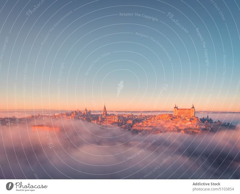 Malerische Kulisse einer antiken Stadt mit Palast im Morgennebel Nebel Landschaft Toledo mittelalterlich Burg oder Schloss erbaut Großstadt neblig farbenfroh