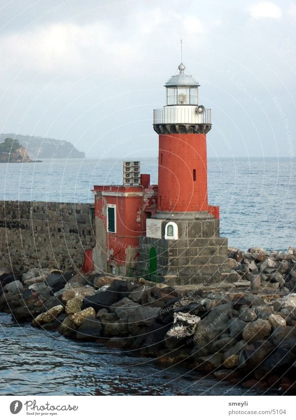 leuchtturm Meer Leuchtturm rot Mauer Anlegestelle Horizont Fischer Hafen Wahrzeichen Denkmal Wasser Stein kay Berge u. Gebirge Himmel