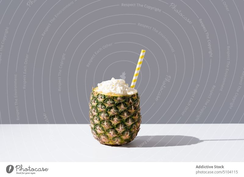 Frische Ananas mit Strohhalm auf dem Tisch gesundes Getränk tropisch Sahne Konzept sonnenbeschienen frisch Saft Frucht Vitamin natürlich organisch exotisch