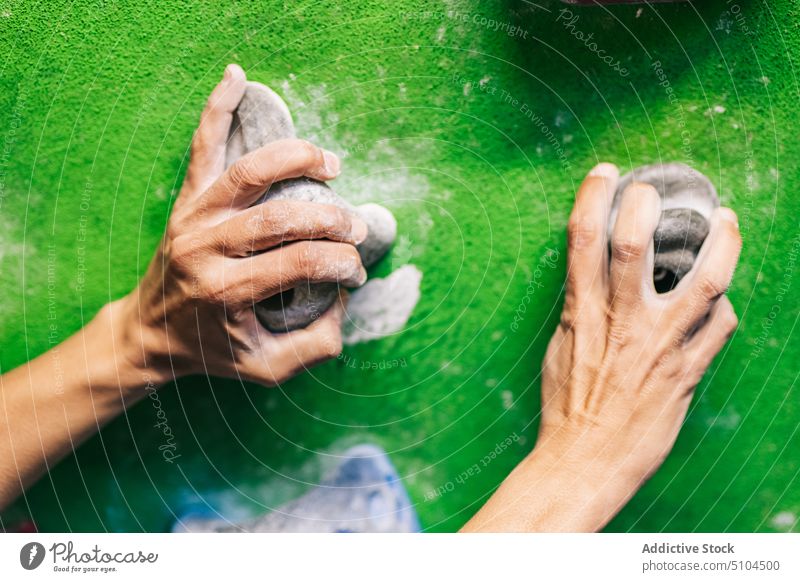 Pflanzenkletterer, der sich am Griff festhält Aufsteiger packen Wand Aufstieg Training Fitnessstudio Sport extrem Kreide Athlet Übung Bouldern Herausforderung