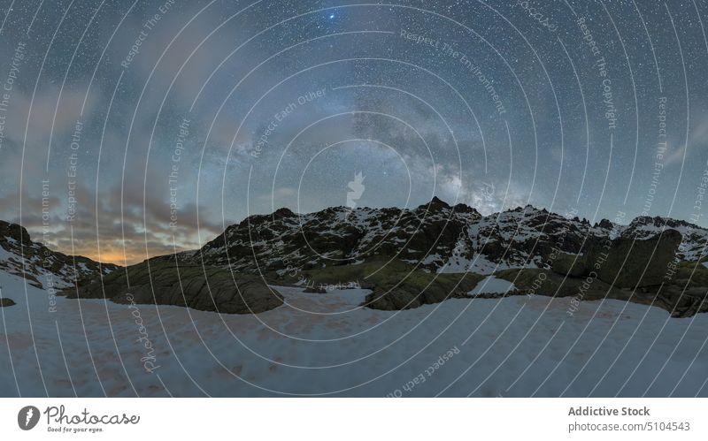 Milchstraße am Sternenhimmel über einem verschneiten Berg bei Nacht Milchstrasse Himmel Berge u. Gebirge sternenklar Sierra de Gredos Ávila Galaxie Weltall