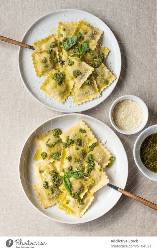 Teller mit köstlichen Ravioli-Nudeln Spätzle Lebensmittel Speise Mahlzeit appetitlich Saucen Tisch Gabel lecker geschmackvoll Abendessen Kraut Küche Portion