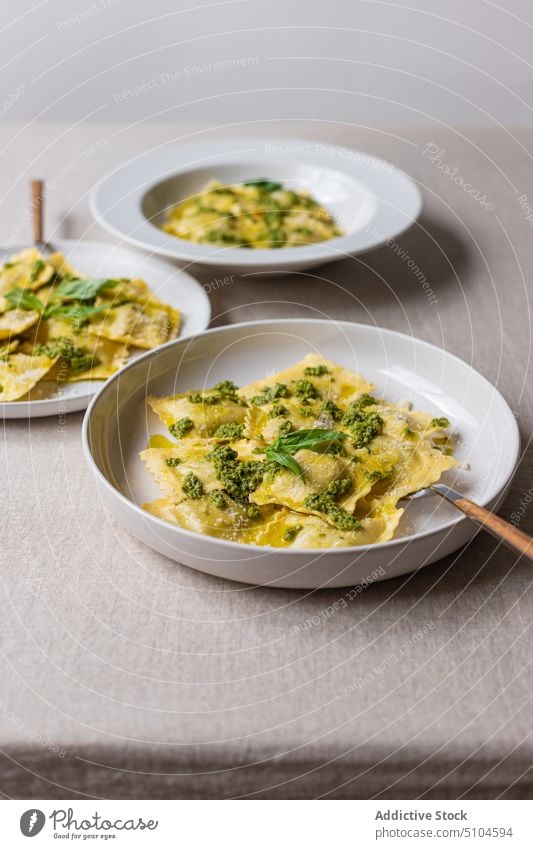 Teller mit köstlichen Ravioli-Nudeln Spätzle Lebensmittel Speise Mahlzeit appetitlich Saucen Tisch Gabel lecker geschmackvoll Abendessen Kraut Küche Portion