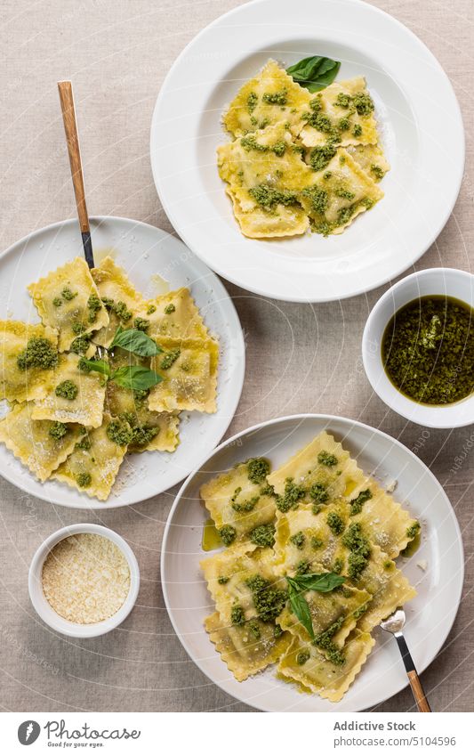 Teller mit köstlichen Ravioli-Nudeln Spätzle Lebensmittel Speise Mahlzeit appetitlich Saucen Tisch Gabel lecker geschmackvoll Abendessen Kraut Küche Portion